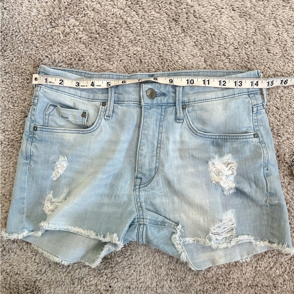 39-H & M light wash distressed denim shorts 6 - Picture 7 of 8